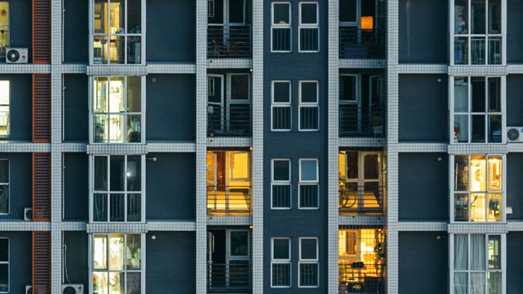 En fasad med lägenheter